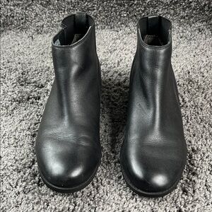 Vionic Thatcher Black Leather Chelsea Ankle Boots